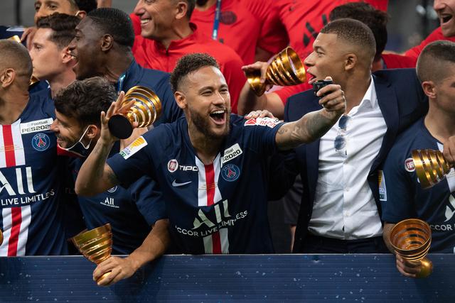 世界杯夺冠两周年，安东内拉晒梅西和金杯同框照